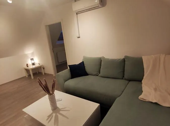 Dachgeschosswohnung Mit Klimaanlage In Bester Lage